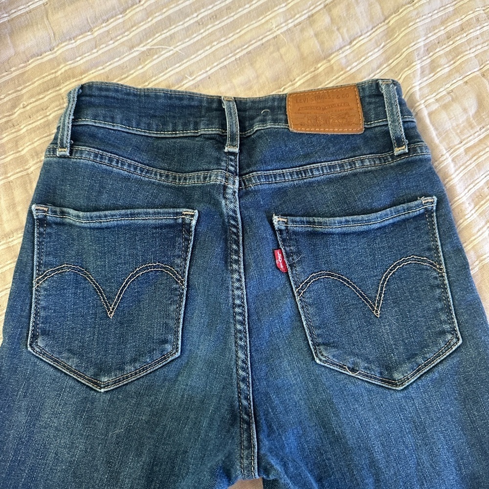 Dark Blue Distressed Levi’s Women's Jeans 25 waist - Picture 6 of 7